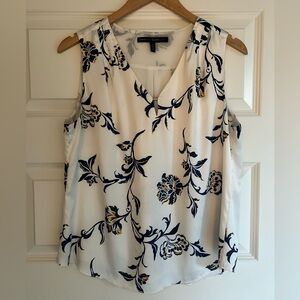 MOVING SALE 🏡 White House Black Market White & Blue Floral Top - Medium - NWOT
